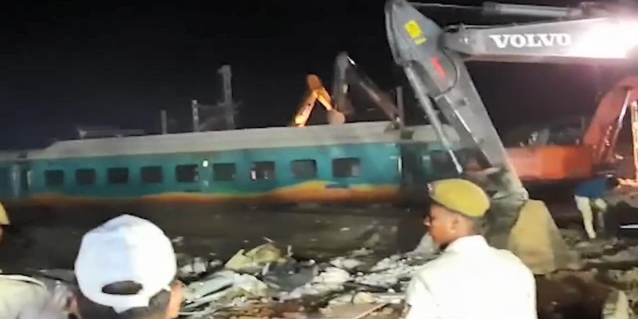 Hindistan’da tren kazasında can kaybı 294’e yükseldi