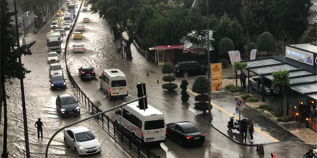 Amasya'da yollar göle döndü, ev ve iş yerlerini su bastı