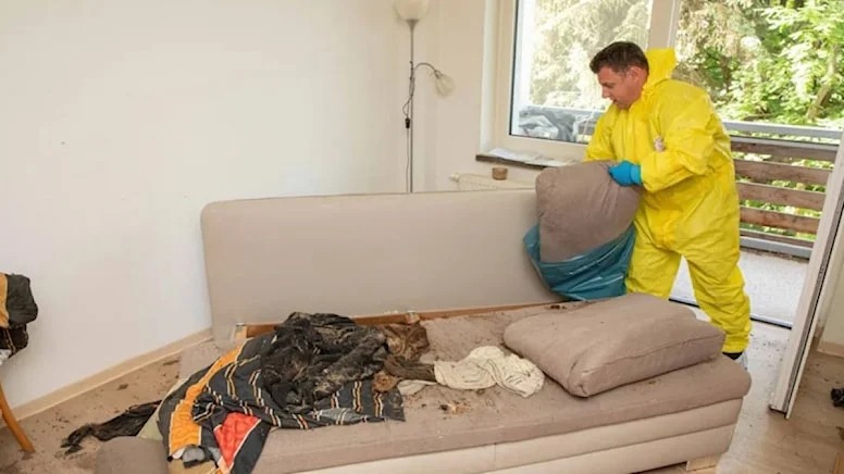 1.5 yıl önce ölen adamı elinde kumandayla kanepede çürümüş halde buldular!