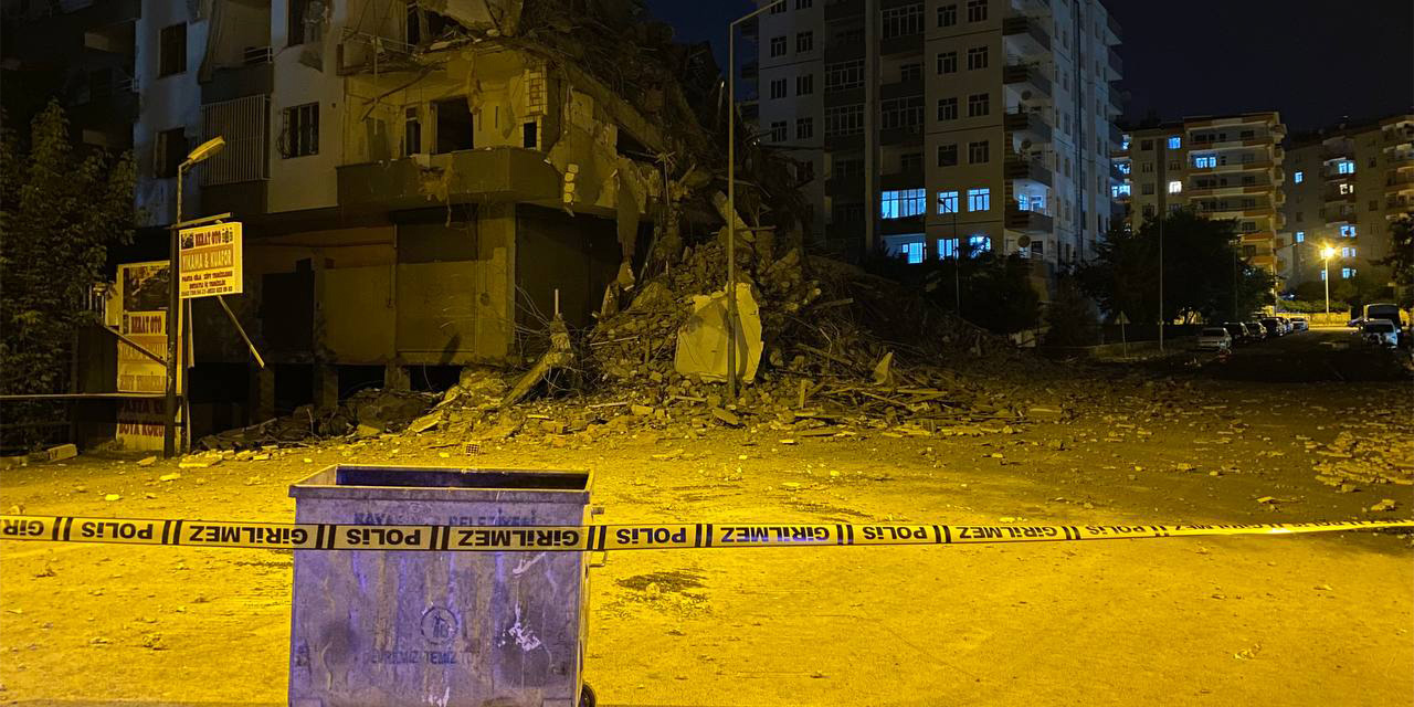 Depremde hasar görüp yıkımına başlanan 7 katlı bina çöktü