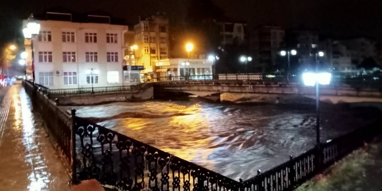 Samsun'da yağışlar nedeniyle Terme Çayı taştı! Yollar kapatıldı, su kesintisi yapıldı