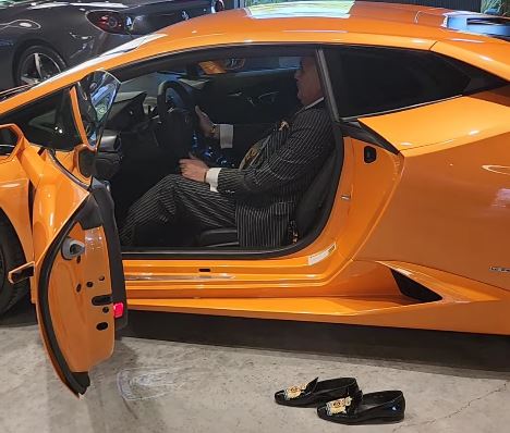 Safiye Soyman'ın Paylaşımı Gülmekten Kırdı Geçirdi... Faik Öztürk Galerideki Lüks Arabaya Binerken Ayakkabılarını Çıkardı...