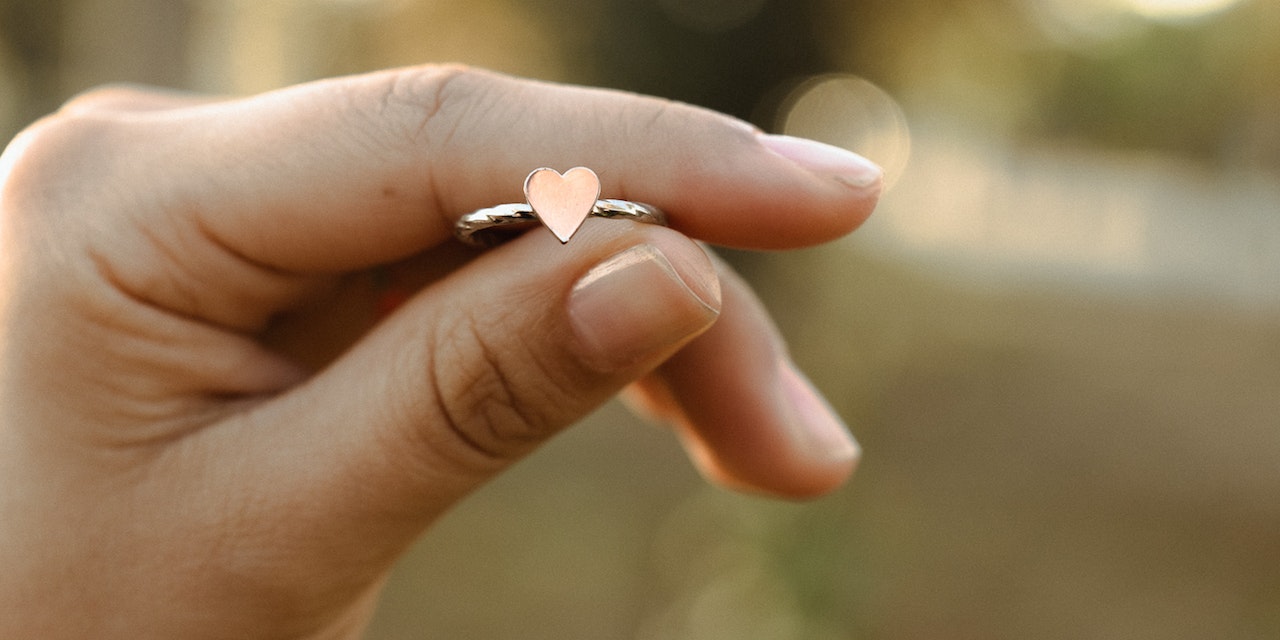 Kolye, Toka, Bluz, Şapka ve Elbiselerde.... Kalp Her Yerde! Yeniden Moda Oldu