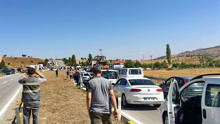 Çiftçiler, Ankara- Çankırı karayolunu trafiğe kapattı