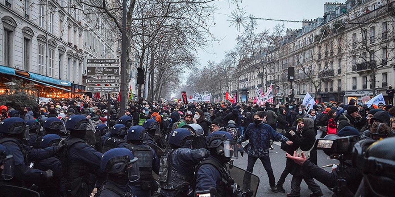 Paris'te emeklilik reformu karşıtı gösteride 28 kişi gözaltına alındı