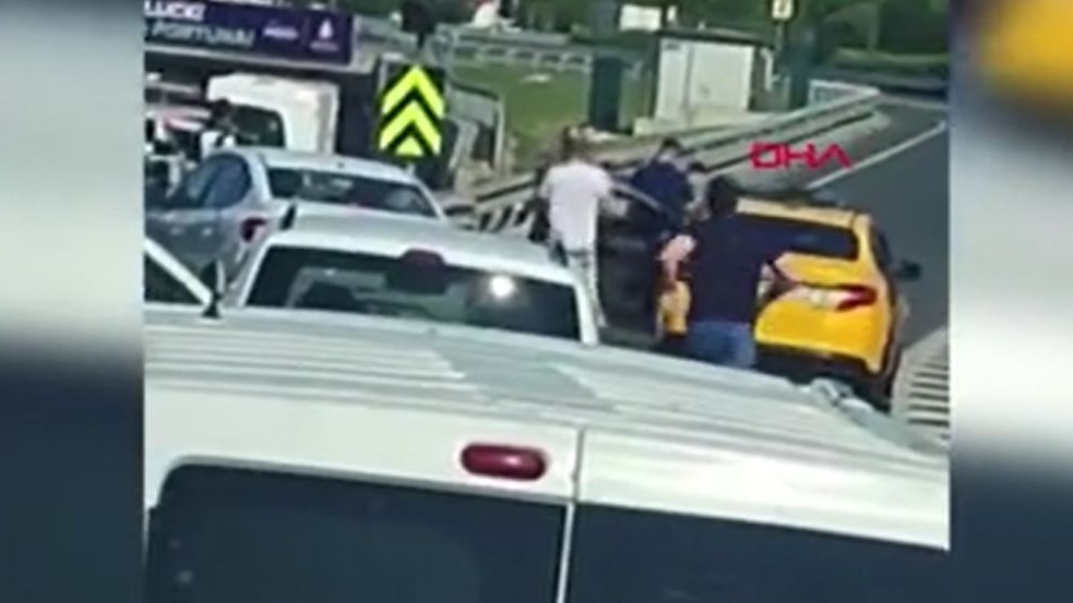 Trafikte tartıştığı sürücünün aracına sopayla saldırdı
