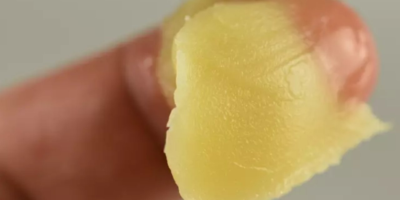 Kaşları gürleştiriyor, kirpikleri ok gibi uzatıyor! Çarpıcı bakışlar için...