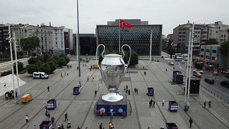 Final heyecanı başladı; Taksim Meydanı'nda dev Şampiyonlar Ligi kupası