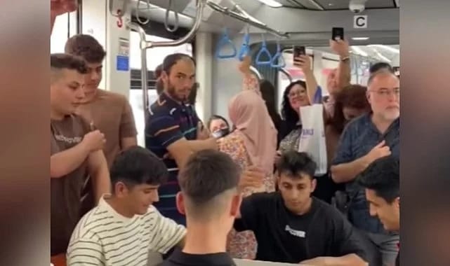 Tramvayda masa kurup okey oynadılar: O anları sosyal medyada paylaştılar