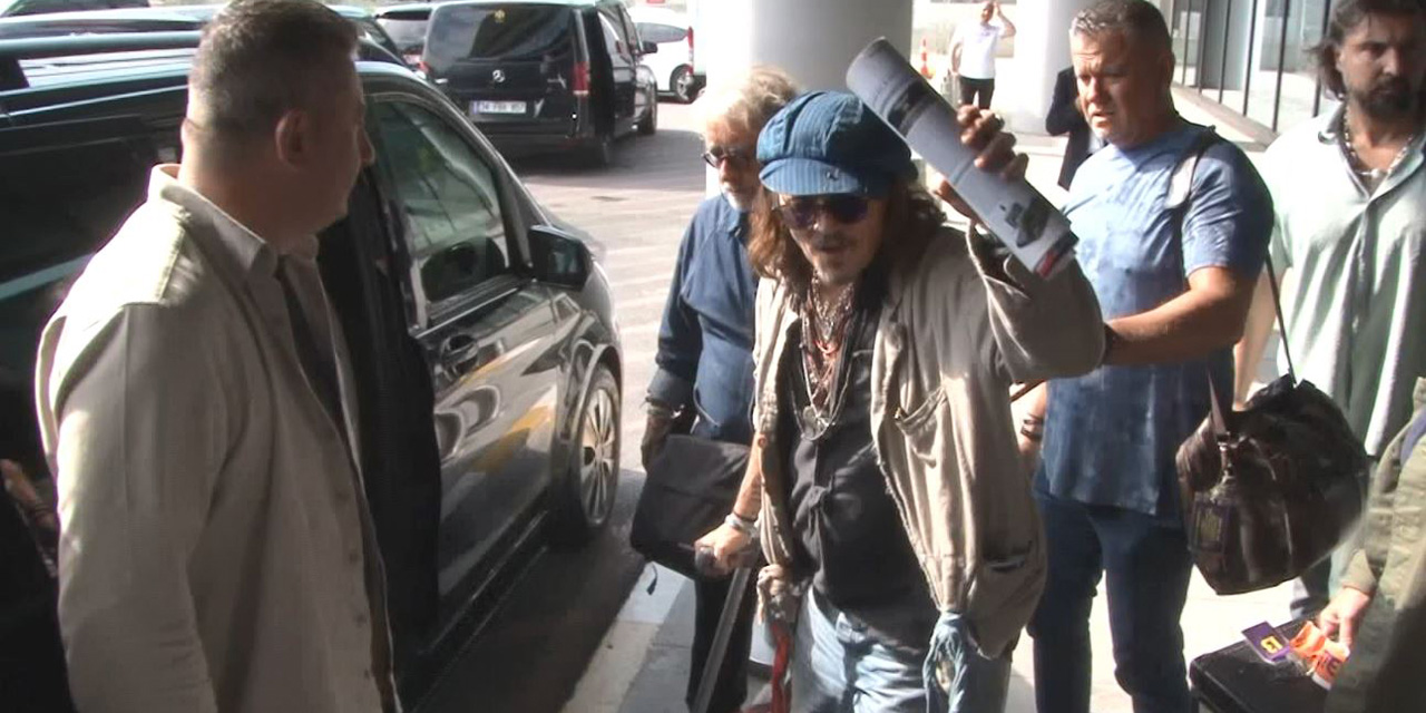 Johnny Depp değneğiyle İstanbul'a geldi