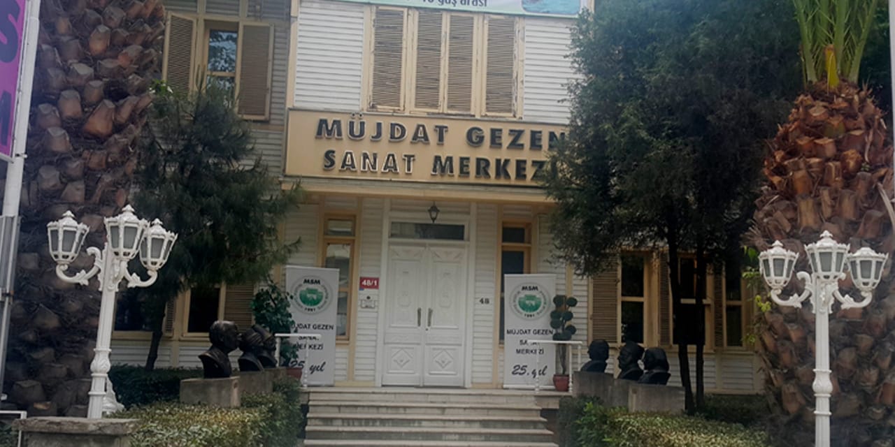 “Müjdat Gezen Tiyatrosu binası satılıyor”