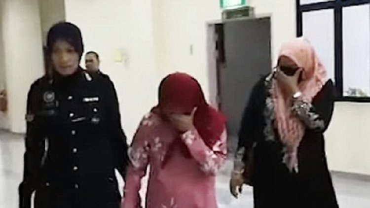 İki kadın mahkeme salonunda kırbaçlandı