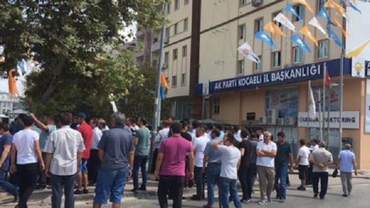 Pazarcılardan AKP önünde protesto