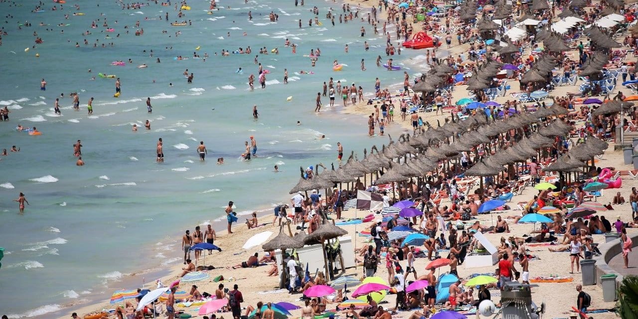 Çıplaklar plajında 'seks yapmak yasak' tabelası asıldı, karara tepki gösterdi: 'O zaman rüzgarı da yasaklasınlar'