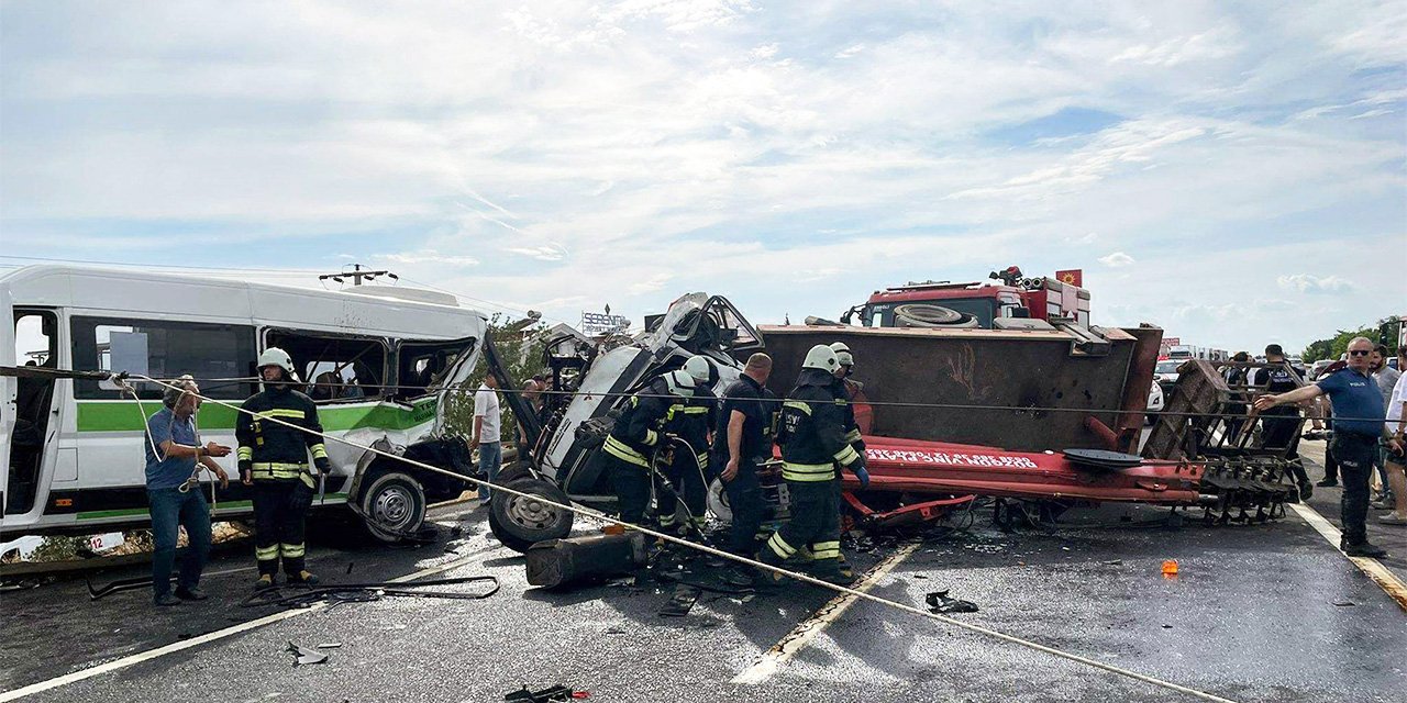 Korkunç kaza! Yolcu minibüsü ile vinçli kamyon çarpıştı: Çok sayıda yaralı var