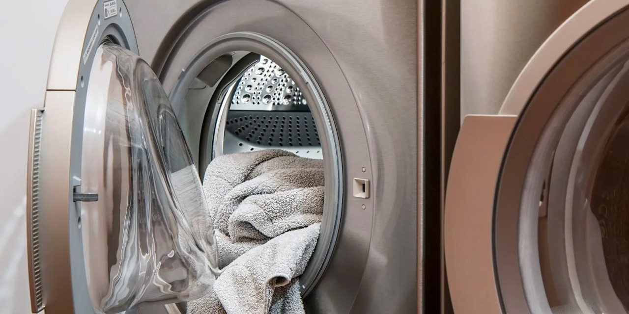 Çamaşırları bin kere yıkasanız bile yeni gibi kalsın istiyorsanız... Makineye birkaç damla eklemek yetiyor!