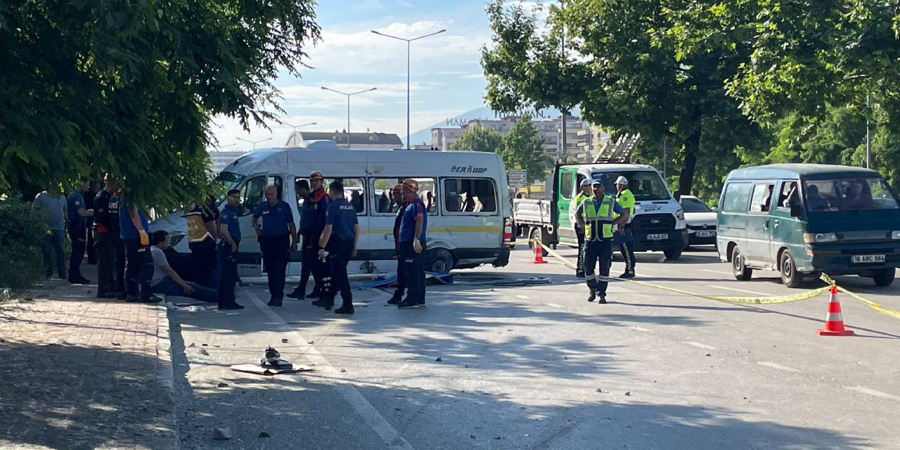 İşçi servisi ile otomobil çarpıştı: Ölü ve yaralılar var