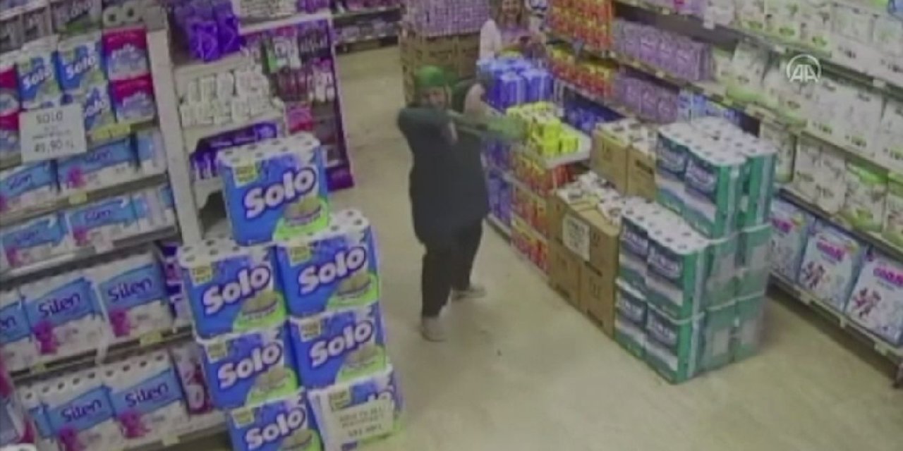 Marketi sahneye çevirdi: Sevdiği müziği duyunca bale yapan kadın kamerada