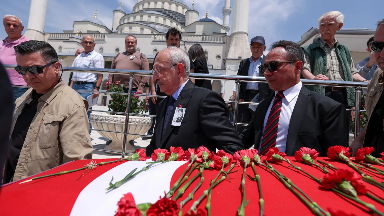 Son yolculuğuna böyle uğurlandı