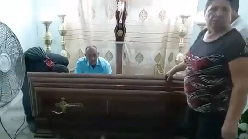 "Ölü" kadın cenazesinde tabutu yumruklamaya başladı, ailesi şoke oldu