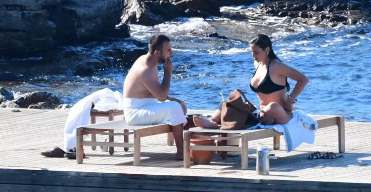 Hülyla Avşar'ın kızı Zehra Çilingiroğlu'nun deniz keyfi