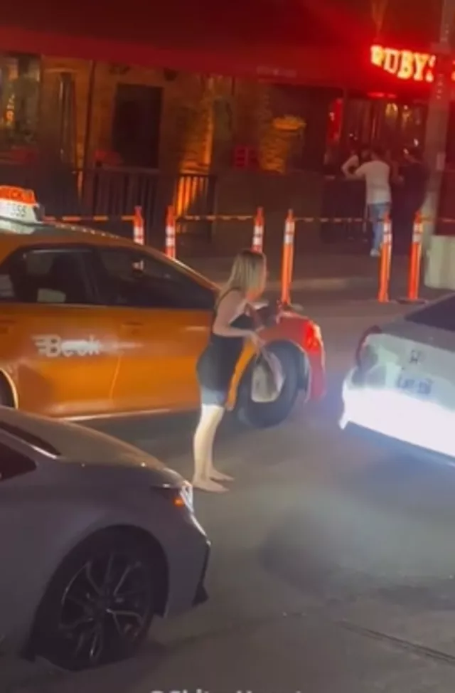 Dükkanın önünde çöküp iç çamaşırını indirdi ve tuvaletini yaptı! Yetmedi yoldan geçen tanımadığı insanlara saldırdı