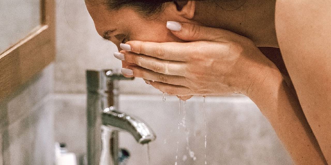 Meğer Yüzümüzü Yanlış Yıkıyormuşuz! Cilt Uzmanı Açıkladı