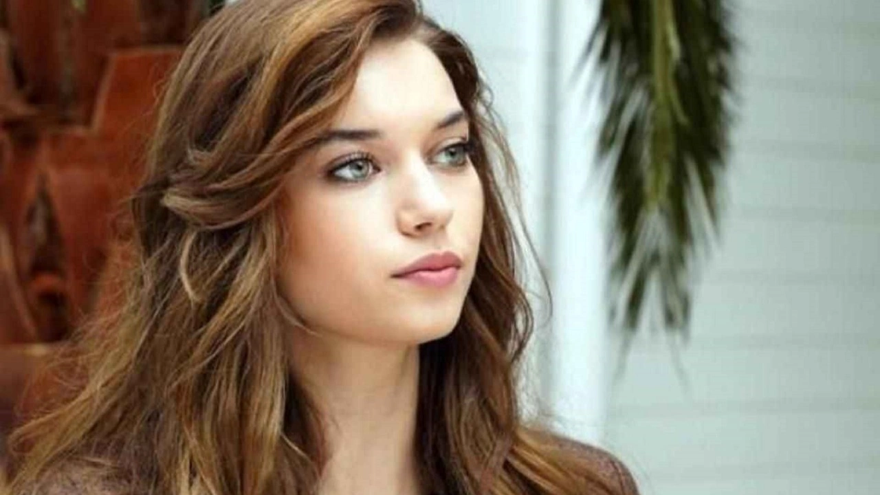 Afra Saraçoğlu'nu sinirlendiren 'Eşcinsel' sorusu! Mert Ramazan Demir hakkındaki ifade rahatsız etti