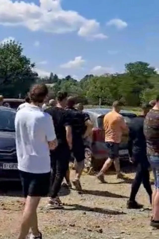 Akrabalarına ders vermek için ölü taklidi yaptı! Kendi cenaze törenine helikopterle gelince herkesi şoke etti