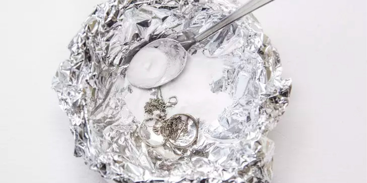 Kararan gümüş takılarınızı evde parlatmak çok kolay! Gümüş takıları yeni gibi parlatır