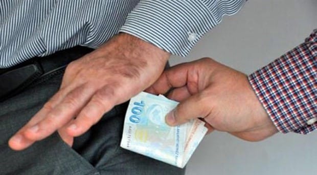 Aldığı rüşvet parası boğazında kaldı! Parayı harcayamadan hastanelik oldu!