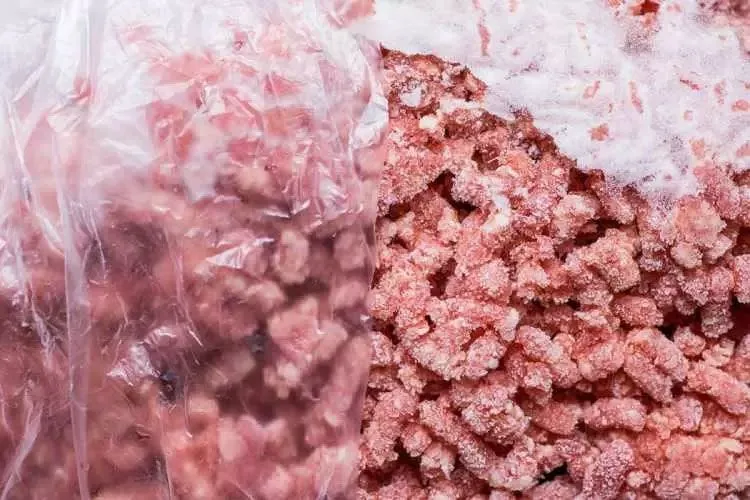 Buzdolabında dondurduğunuz kıymayı sakın böyle çözdürmeyin. Ailenizi tehlikeye atarsınız çünkü zehir saçıyor!