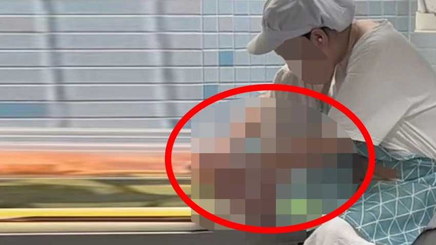 Restoranın önünde şans eseri duran adam içerideki mutfakta olan manzarayı görünce gözlerine inanamadı. Hemen o anın fotoğrafını