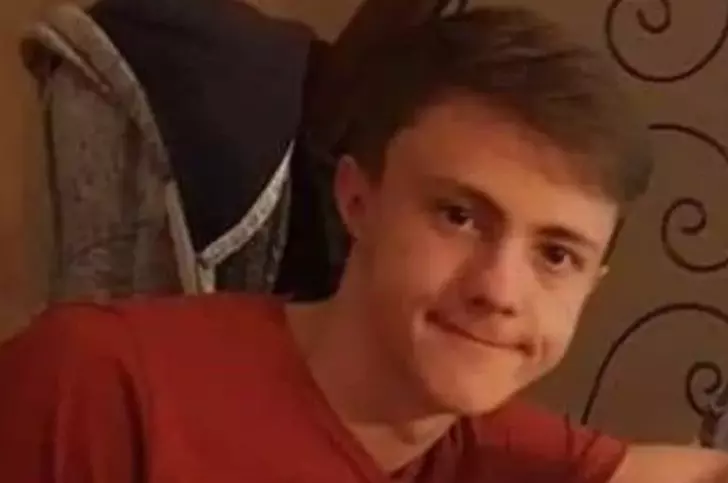 Kıskançlık krizine girdi, kardeşini annesinin gözü önünde bıçaklayarak öldürdü