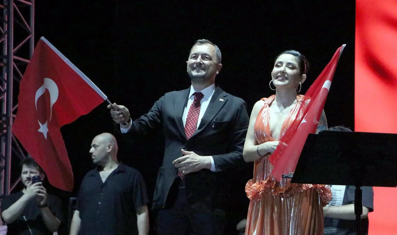 Melek Mosso konseri yüzünden istifa etmek zorunda kalan Başkan'dan tuhaf açıklama
