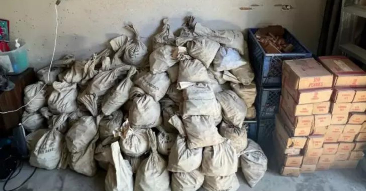 Kayınpederinin evini istemeyerek temizlemeye gitti! Çuvallar dolusu parayı görünce şok oldu!