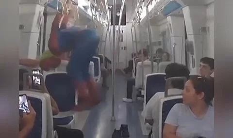 Yer İzmir; metronun içinde 'Örümcek Adam' oldu, sonunda ise...