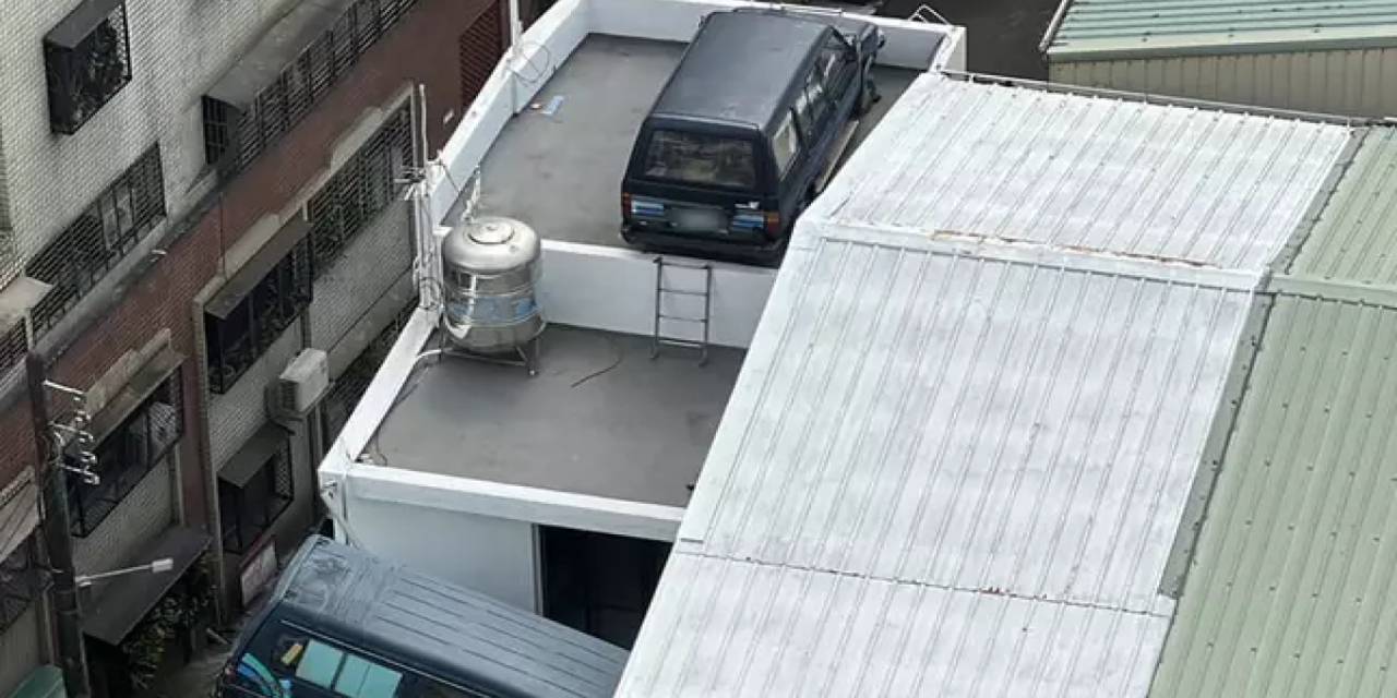 Ülke onu konuşuyor! Hatalı park cezalarından bıkınca minibüslerini çatıya park etti