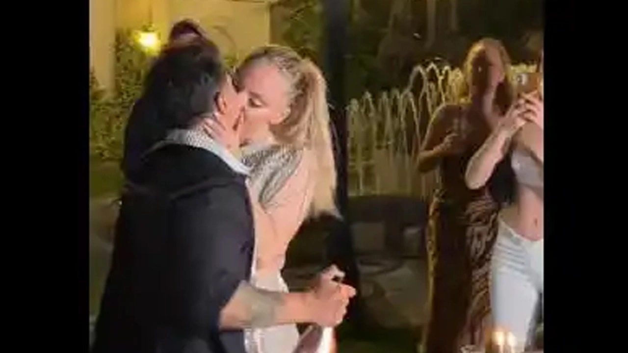 Cansu Yeğin’in öpücüğü sosyal medyayı salladı