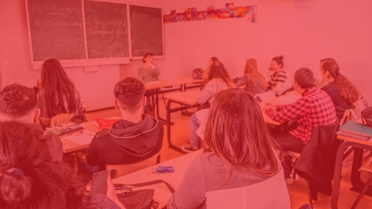 İki öğretmenden sınıfta cinsel ilişki rezaleti. Öğretmenler sevişirken öğrencileri yakaladı