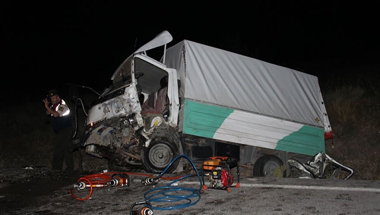 Kütahya’da kamyonetle jandarma aracı çarpıştı: 1 şehit, 3’ü asker 7 yaralı