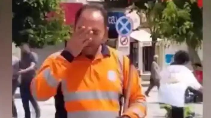 İşçiye duygulandıran Babalar Günü sürprizi, dev ekrana yansıttılar