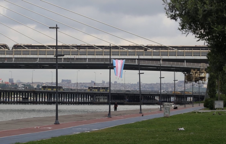 Haliç Köprüsü’ne trans bayrağı asıldı