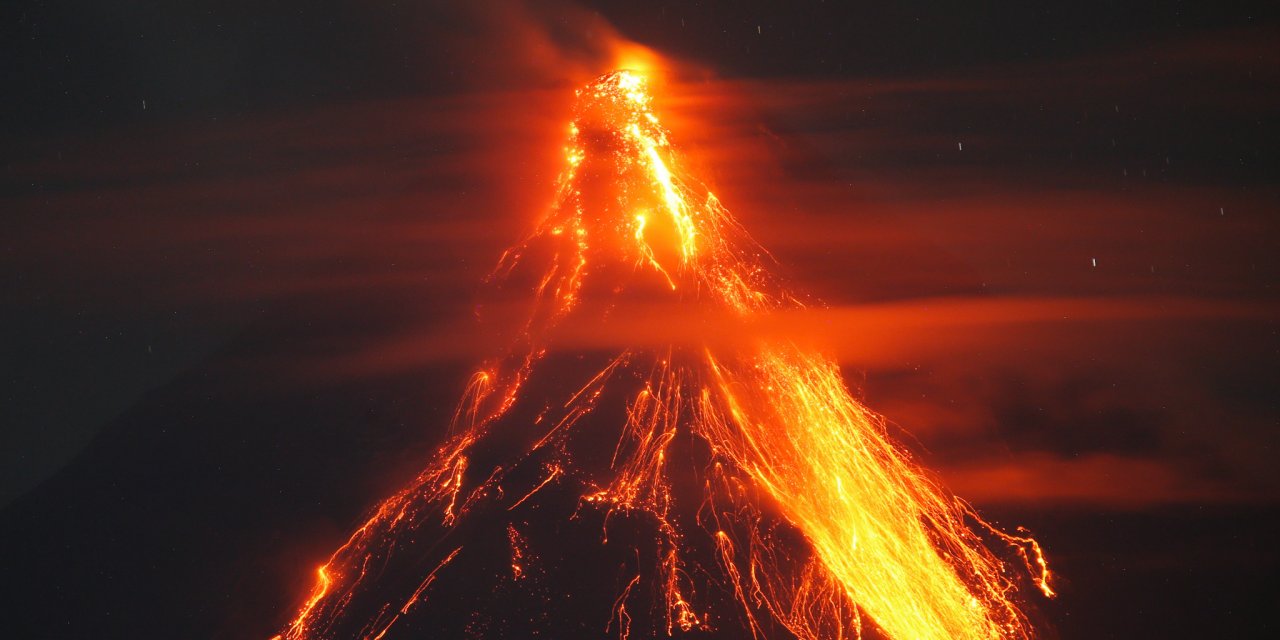 Mayon Yanardağı Patladı: 20 Bin Kişi Tahliye Edildi