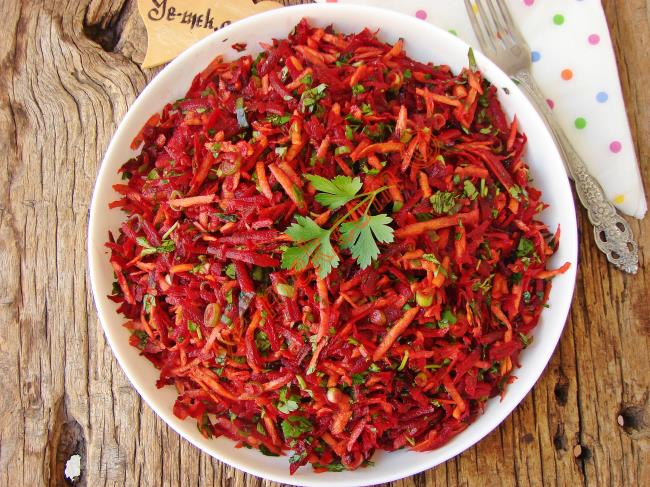 Bu salatayı 3 gün boyunca yiyerek bağırsaklarınızı , kanınızı toksinlerden arındırıp temizleyeceksiniz. ..