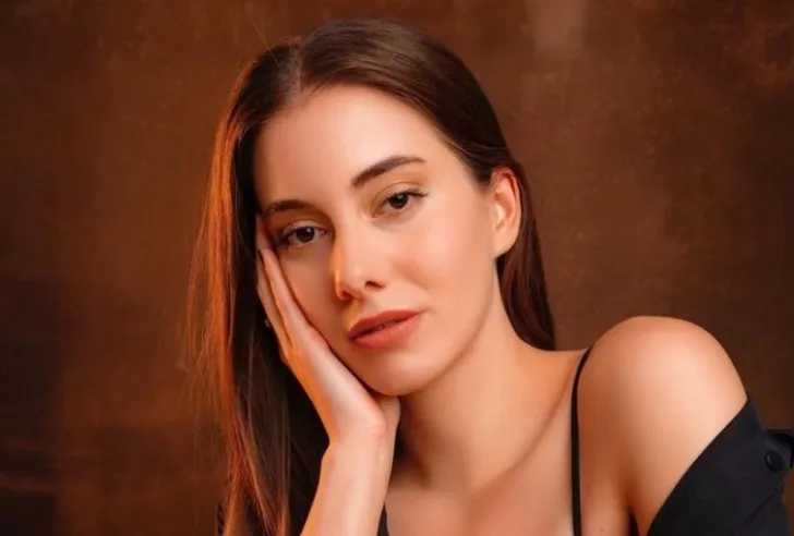 Yalı Çapkını’nın Suna’sı sere serpe uzandı! Bikinili pozuyla büyüledi