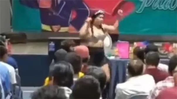 Ülke ayağa kalktı: Belediye başkanı babalar gününü striptizciyle kutladı