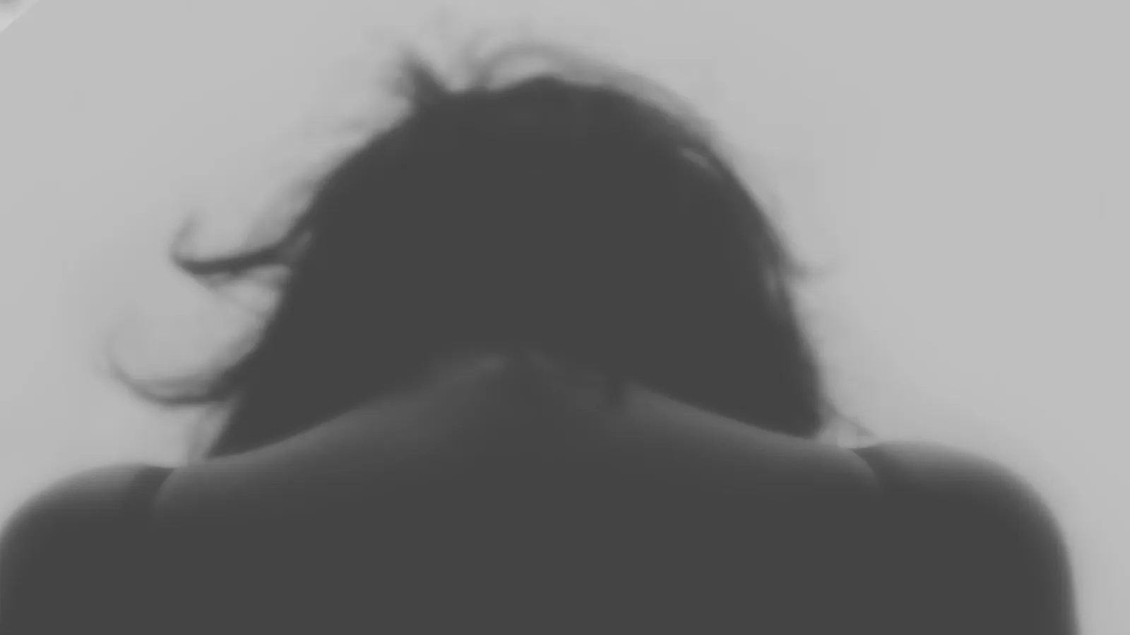 İğrenç olay! Eşine ilaç içirip yıllarca erkeklerin tecavüzüne izin verdi