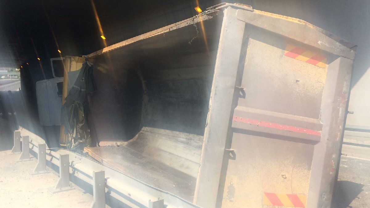 Yenikapı'da kamyon devrildi! Trafik kilitlendi
