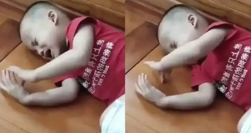 Küçük çocuk uykuda ağlarken, elinde tablet varmış gibi kaydırdı